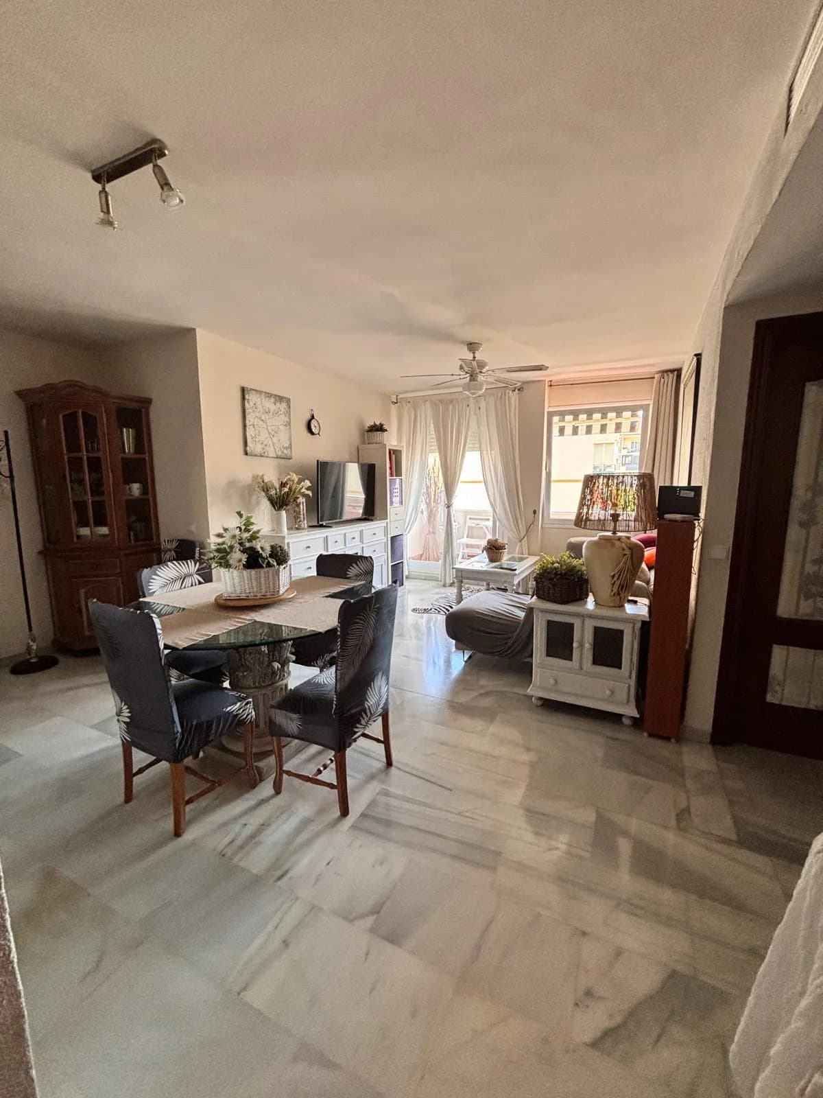 3 Bedroom Middle Floor Apartment for Sale in Marbella, Málaga - Image 9