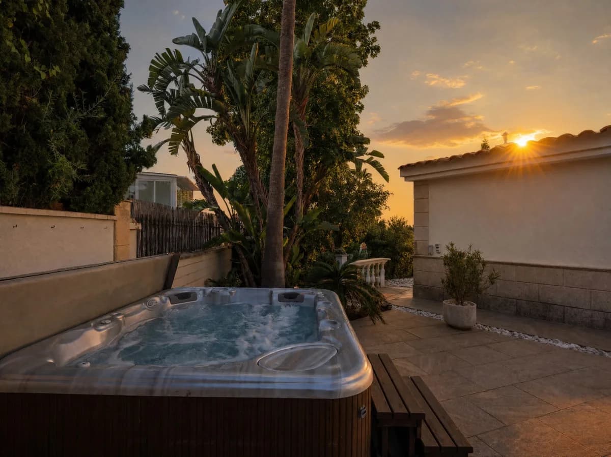 5 Bedroom Detached Villa for Sale in El Rosario, Málaga - Image 3