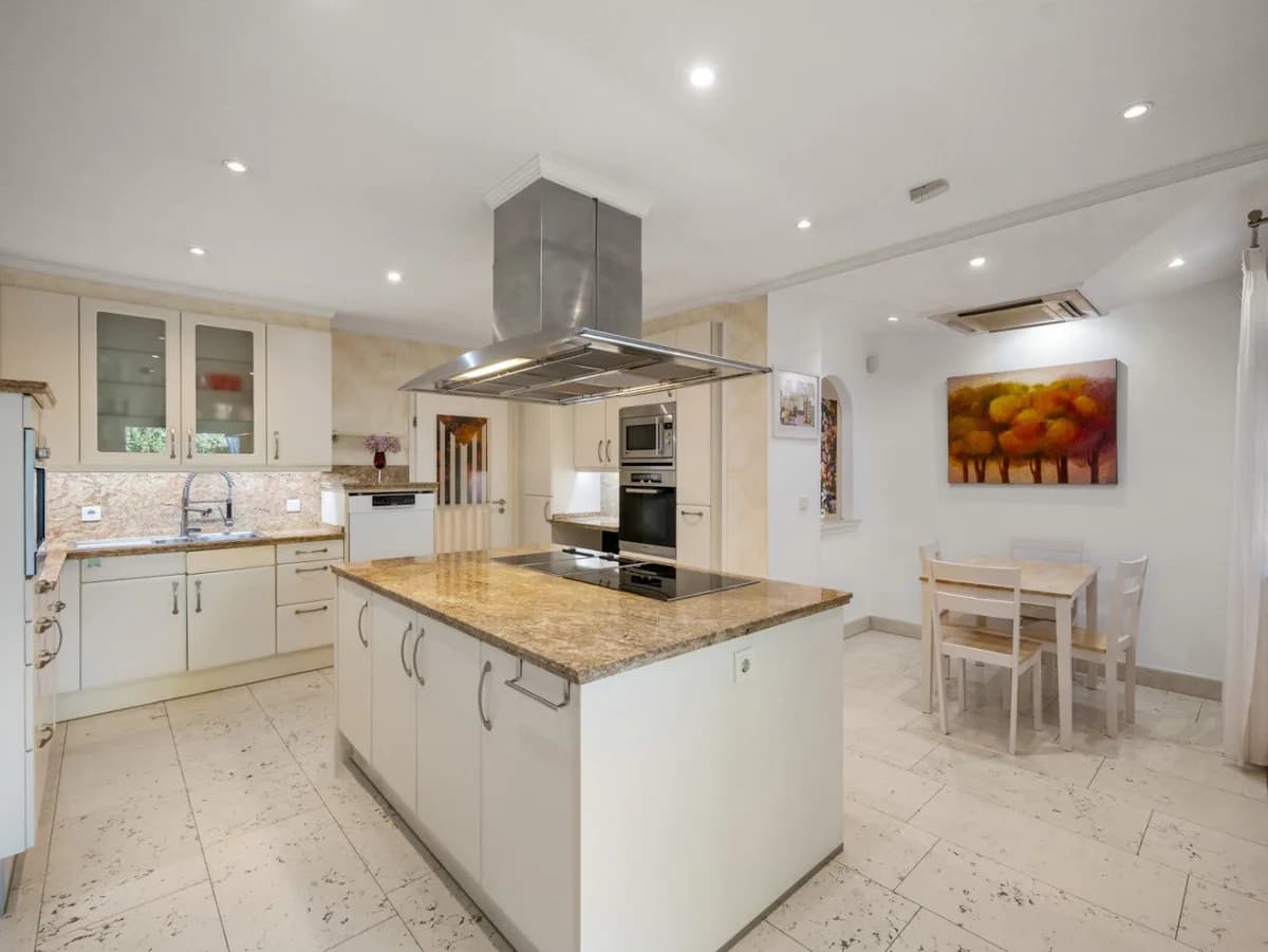 5 Bedroom Detached Villa for Sale in El Rosario, Málaga - Image 6