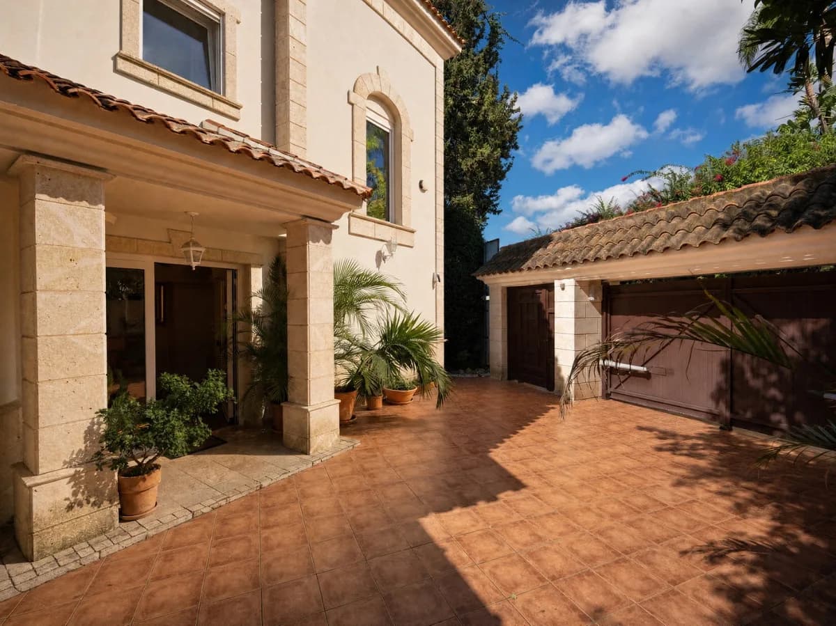 5 Bedroom Detached Villa for Sale in El Rosario, Málaga - Image 9
