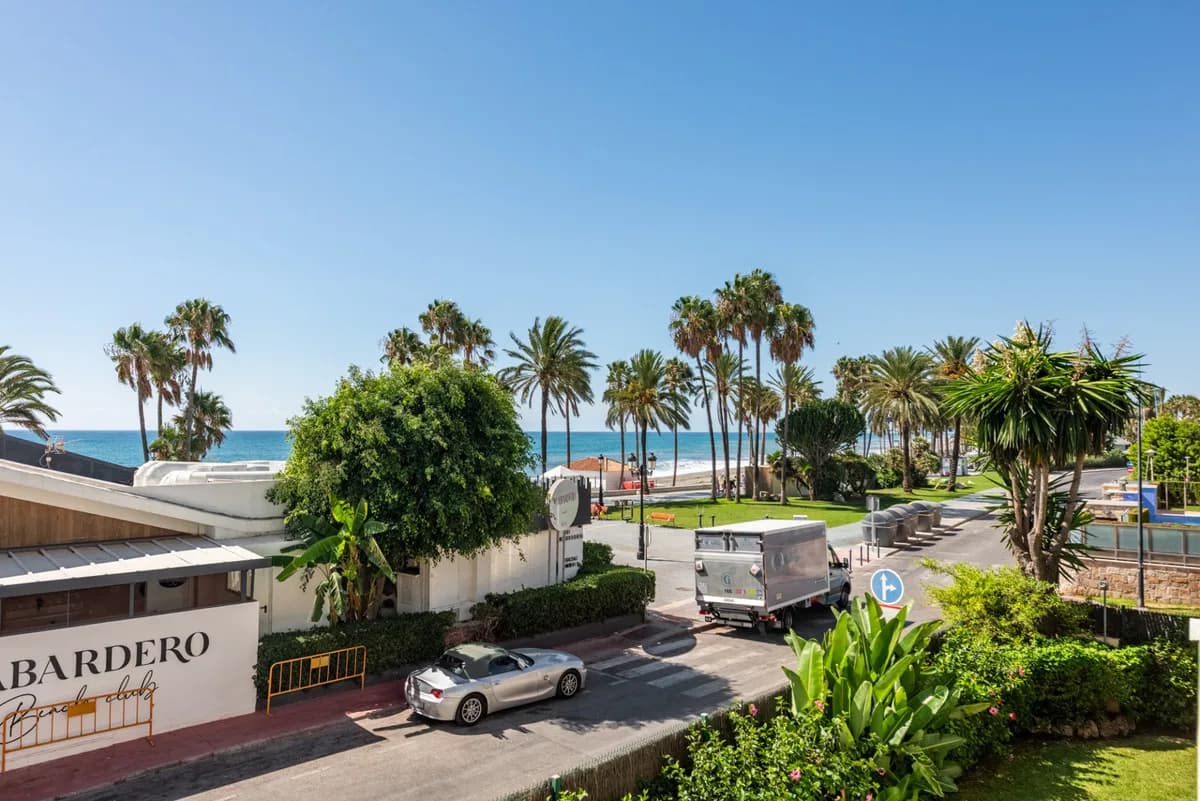 3 Bedroom Middle Floor Apartment for Sale in San Pedro de Alcántara, Málaga - Image 2