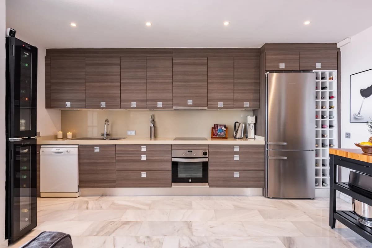 3 Bedroom Middle Floor Apartment for Sale in San Pedro de Alcántara, Málaga - Image 3