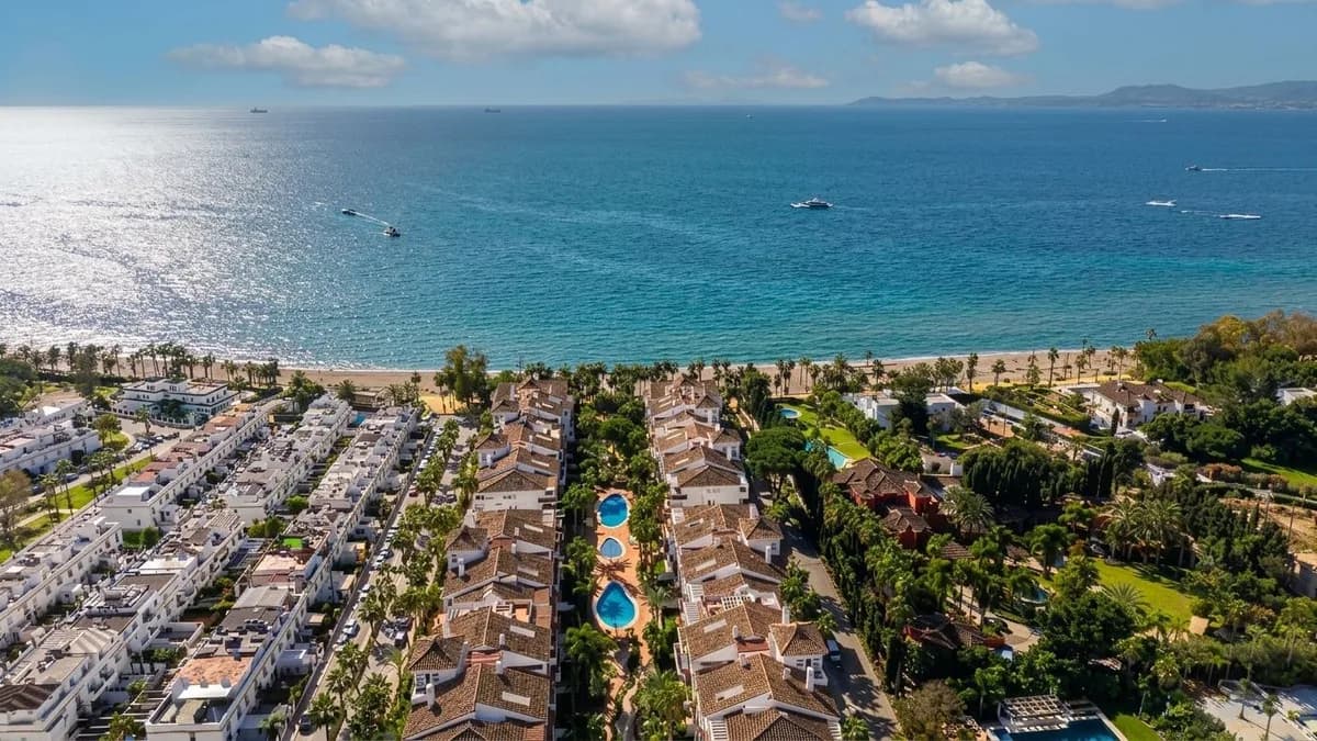 2 Bedroom Ground Floor Apartment for Sale in Marbella, Málaga - Image 3