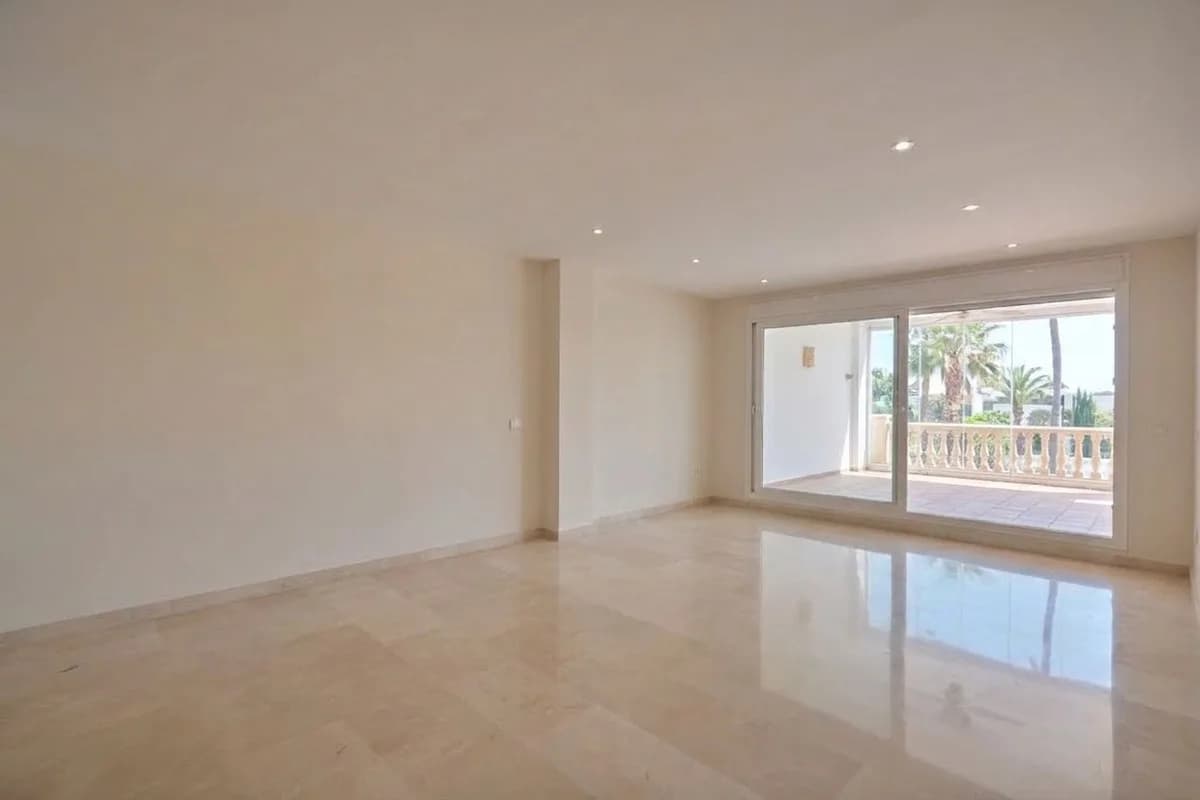 2 Bedroom Ground Floor Apartment for Sale in Marbella, Málaga - Image 4