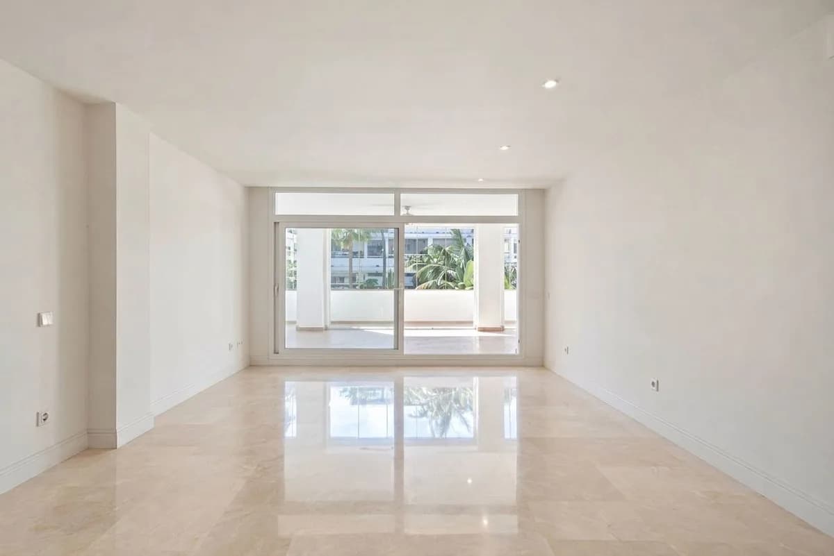 2 Bedroom Ground Floor Apartment for Sale in Marbella, Málaga - Image 5