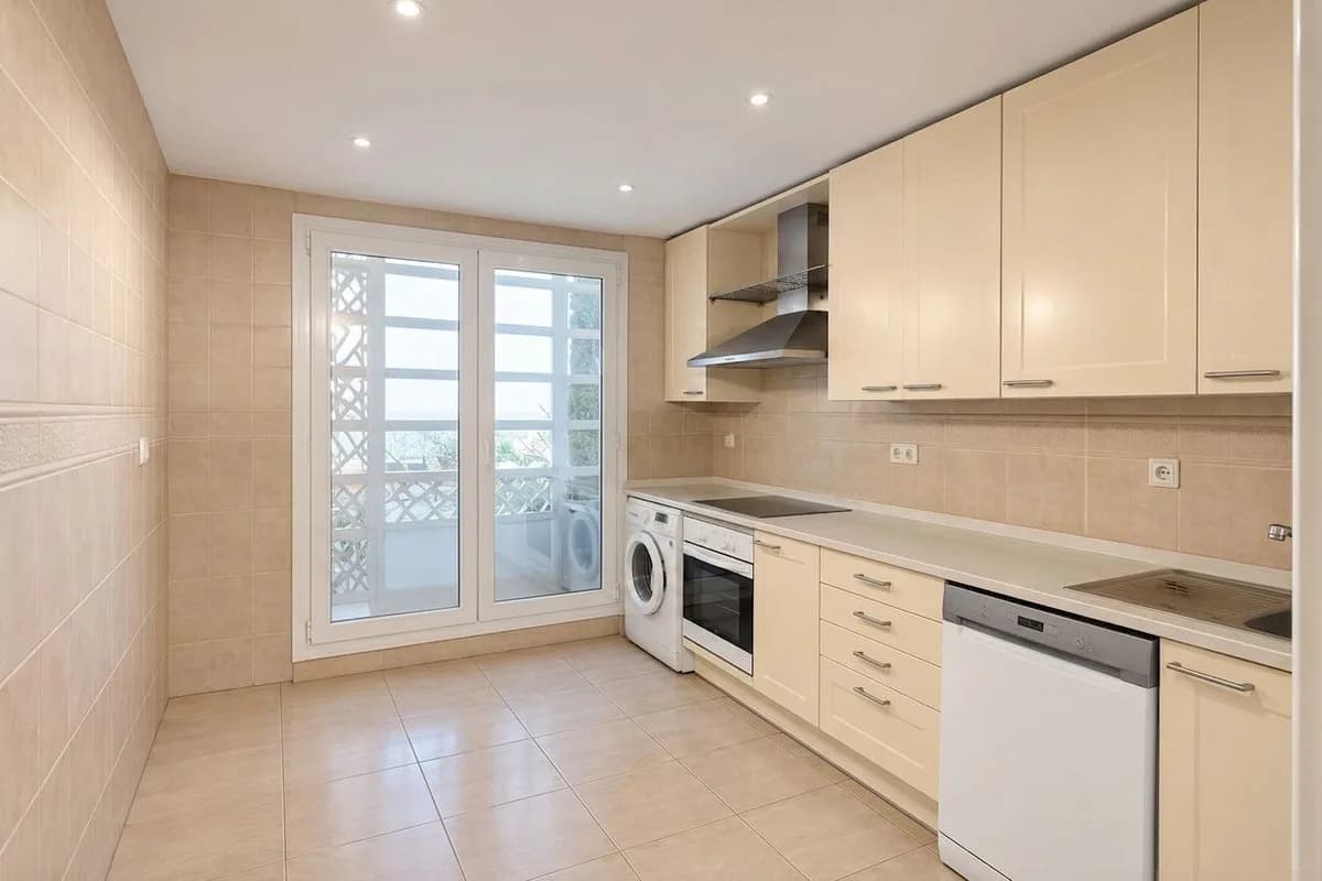 2 Bedroom Ground Floor Apartment for Sale in Marbella, Málaga - Image 9