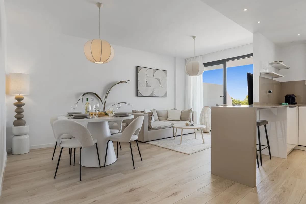 2 Bedroom Middle Floor Apartment for Sale in Estepona, Málaga - Image 2