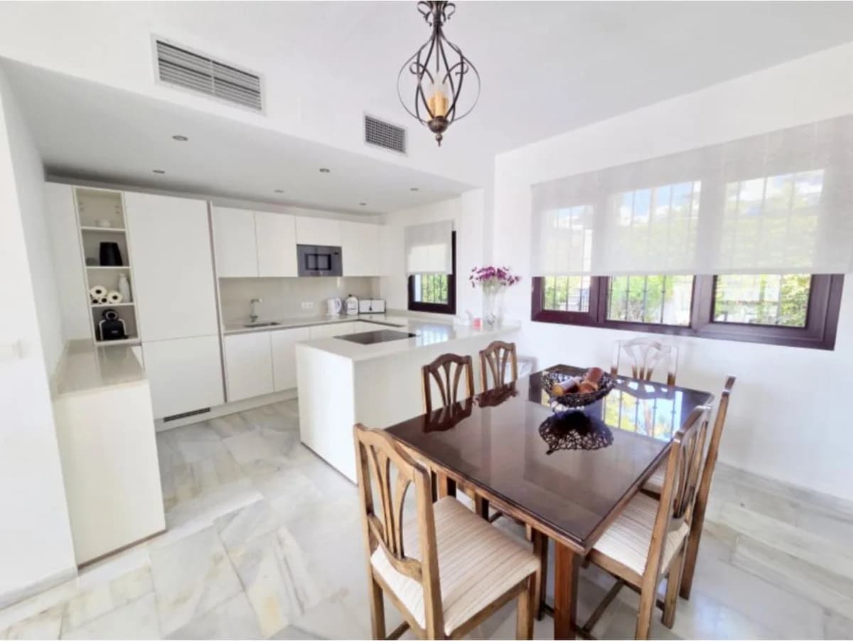 3 Bedroom Townhouse for Sale in La Duquesa, Málaga - Image 5