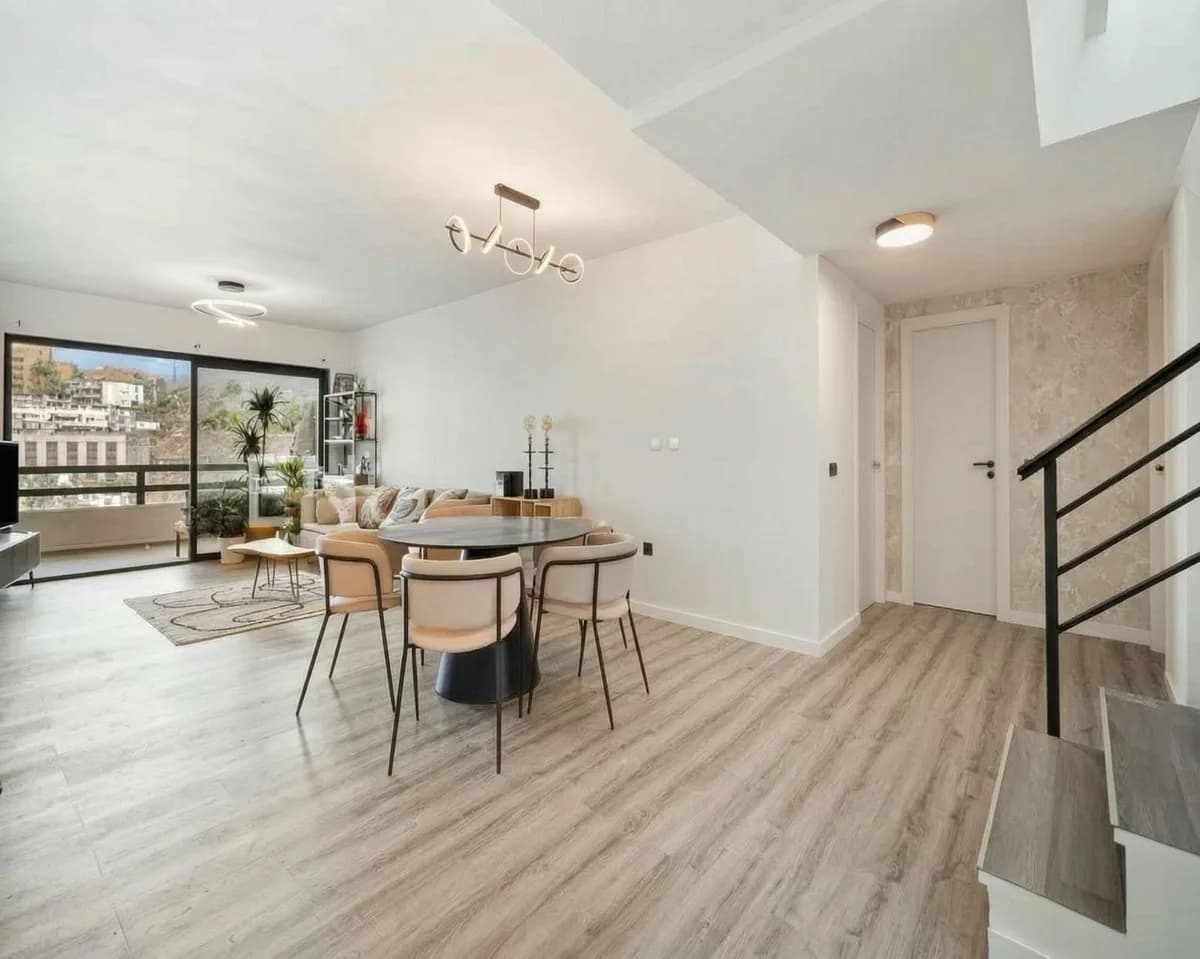 3 Bedroom Duplex for Sale in Selwo, Málaga - Image 2