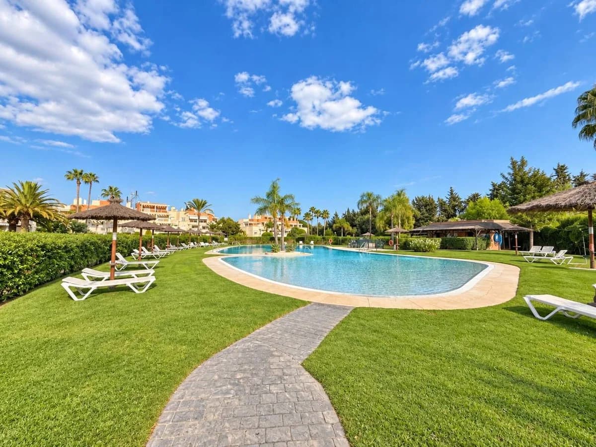 3 Bedroom Middle Floor Apartment for Sale in Estepona, Málaga