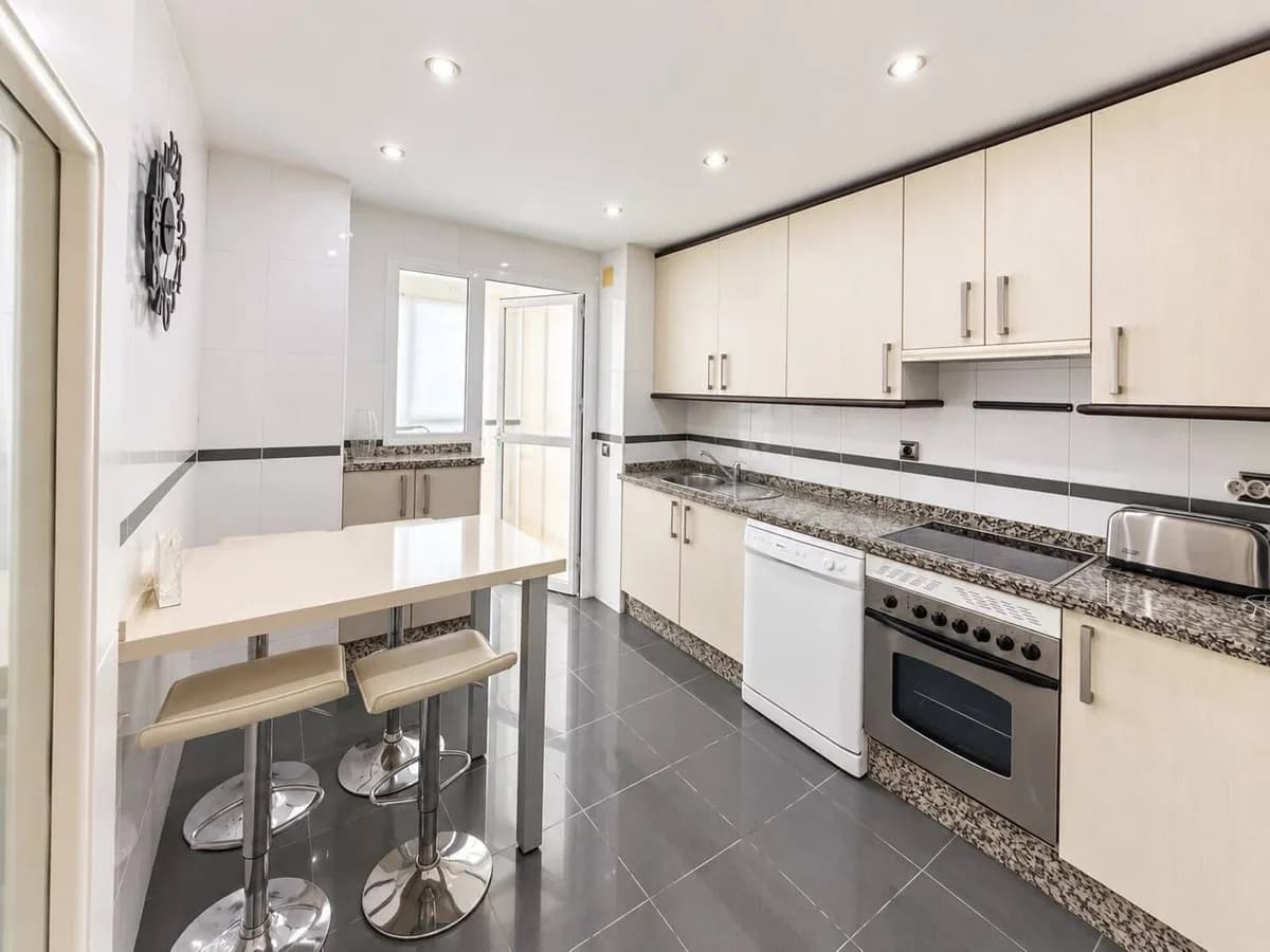 3 Bedroom Middle Floor Apartment for Sale in Estepona, Málaga - Image 4