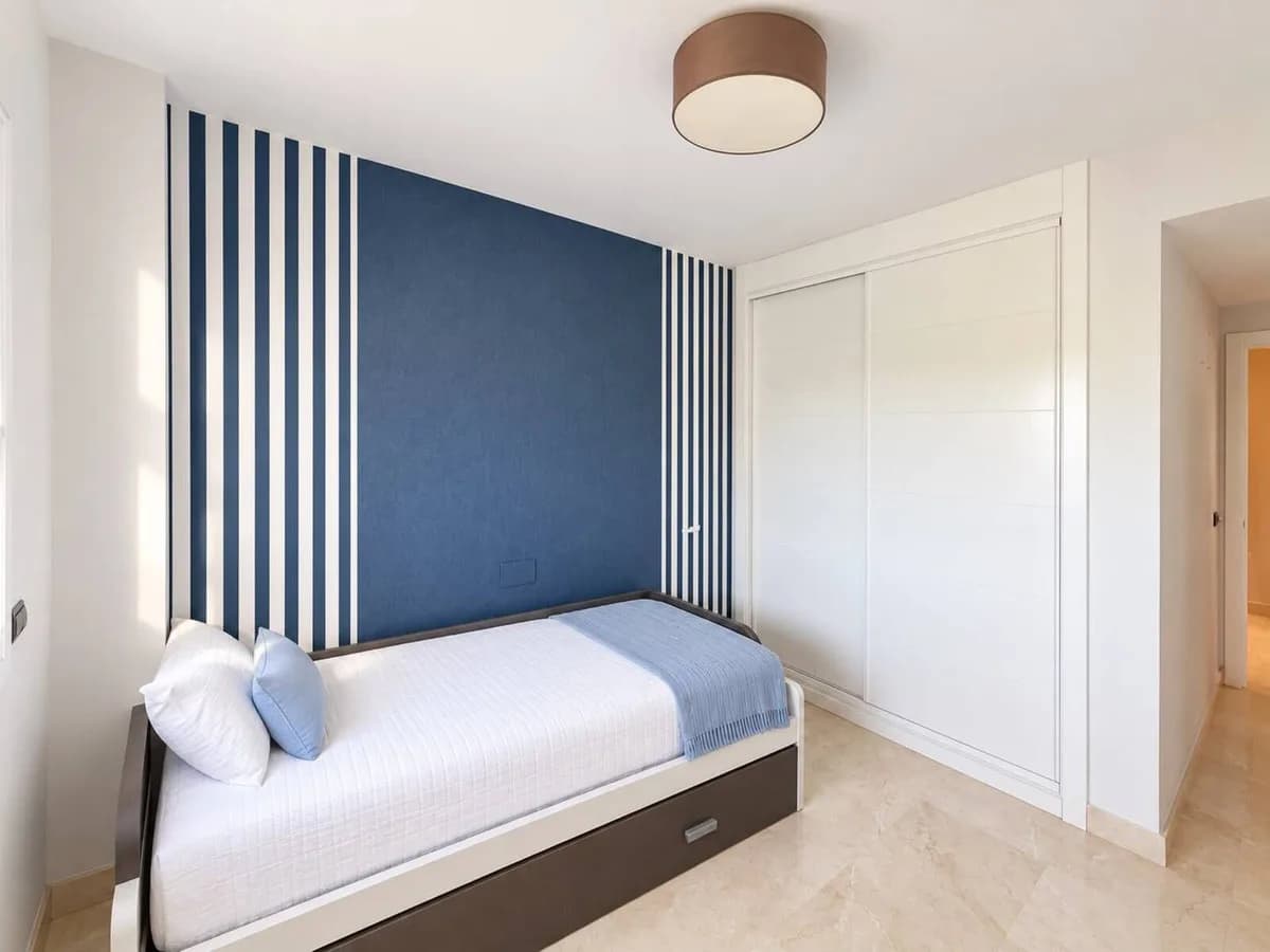 3 Bedroom Middle Floor Apartment for Sale in Estepona, Málaga - Image 9