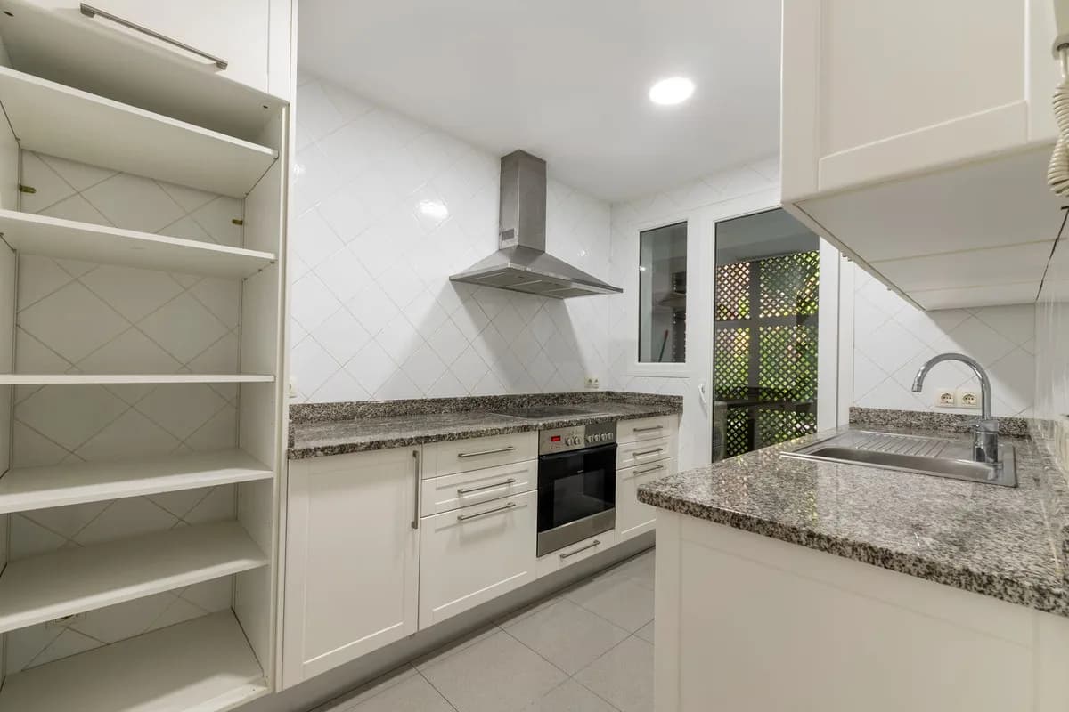2 Bedroom Ground Floor Apartment for Sale in Mijas Golf, Málaga - Image 5