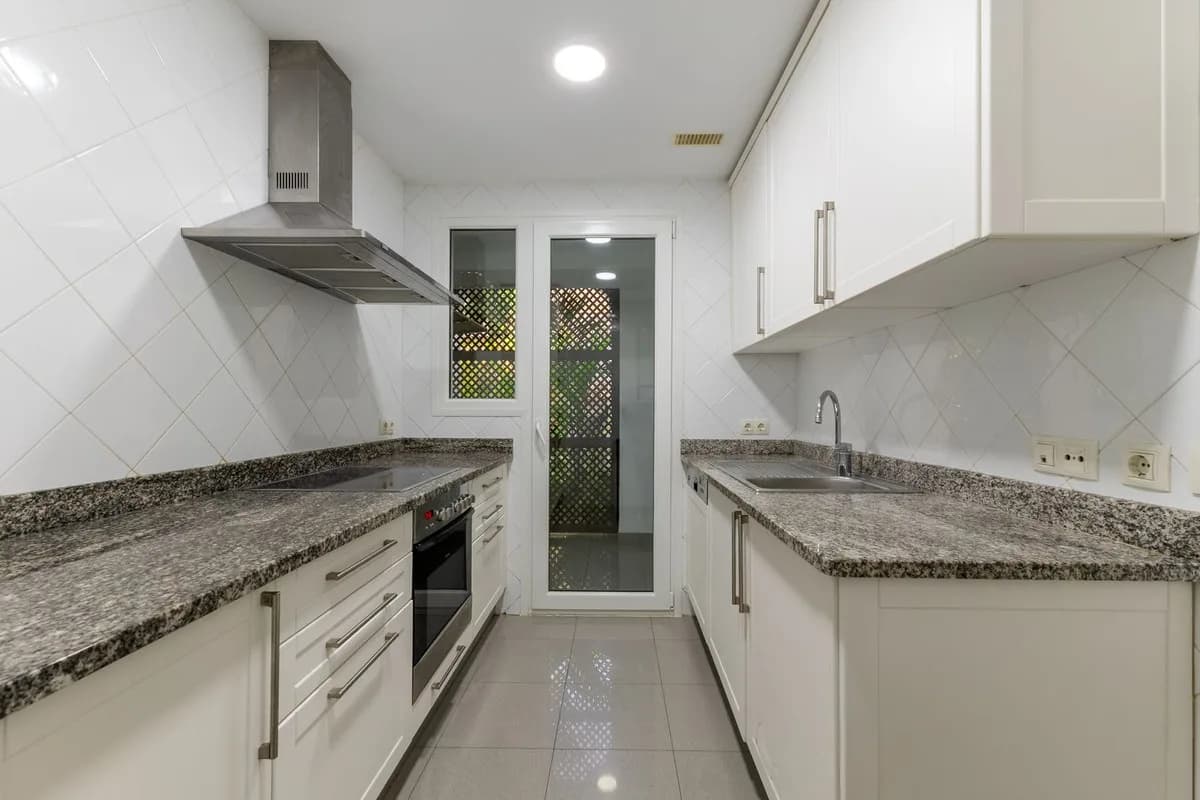 2 Bedroom Ground Floor Apartment for Sale in Mijas Golf, Málaga - Image 6