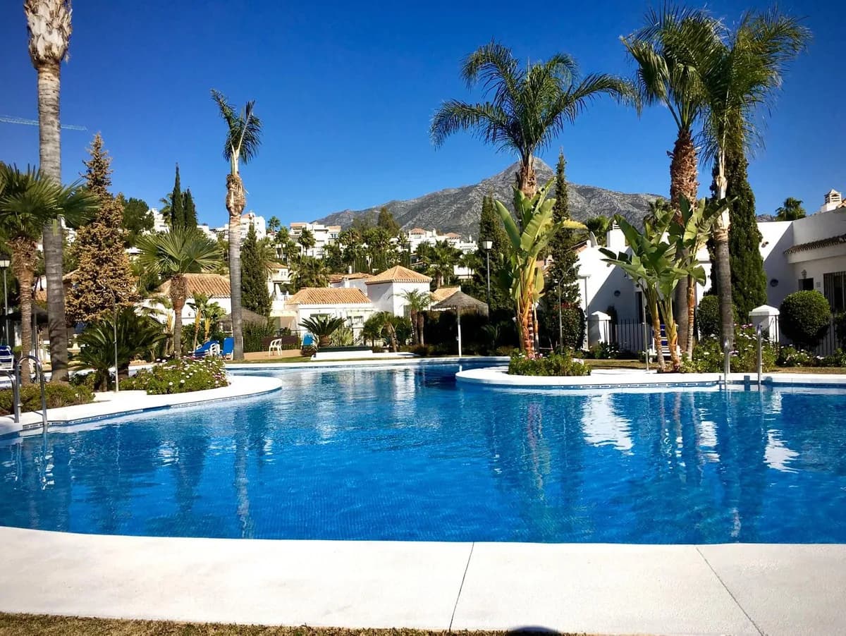 2 Bedroom Top Floor Apartment for Sale in Nueva Andalucía, Málaga