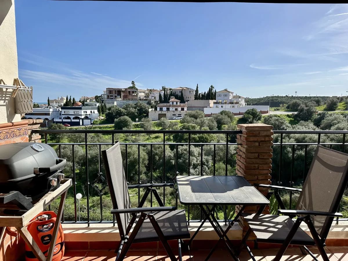 2 Bedroom Top Floor Apartment for Sale in Cerros del Aguila, Málaga - Image 8