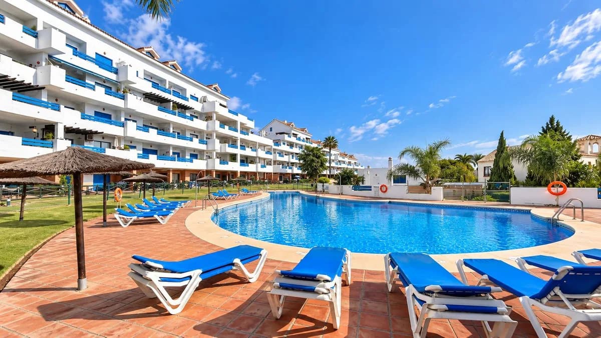 2 Bedroom Ground Floor Apartment for Sale in La Duquesa, Málaga - Image 2