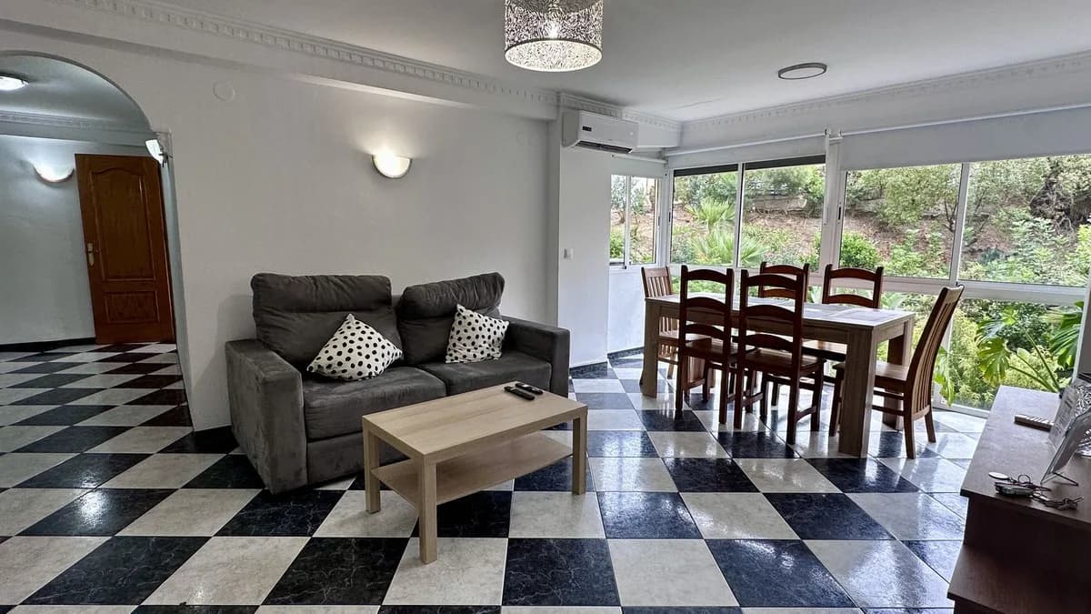 2 Bedroom Middle Floor Apartment for Sale in Fuengirola, Málaga - Image 2