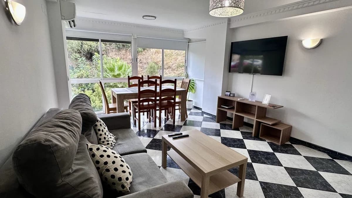 2 Bedroom Middle Floor Apartment for Sale in Fuengirola, Málaga - Image 3