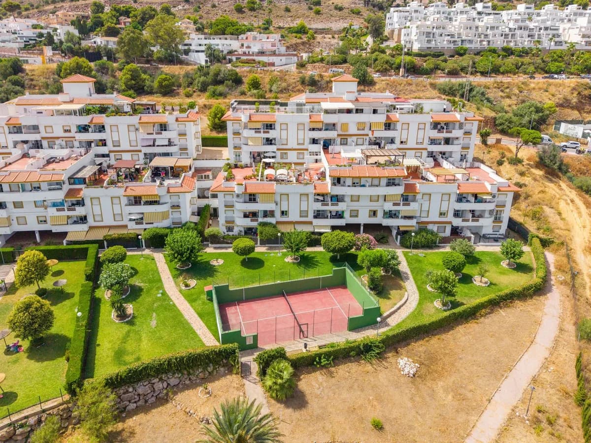 2 Bedroom Middle Floor Apartment for Sale in Benalmadena, Málaga - Image 2