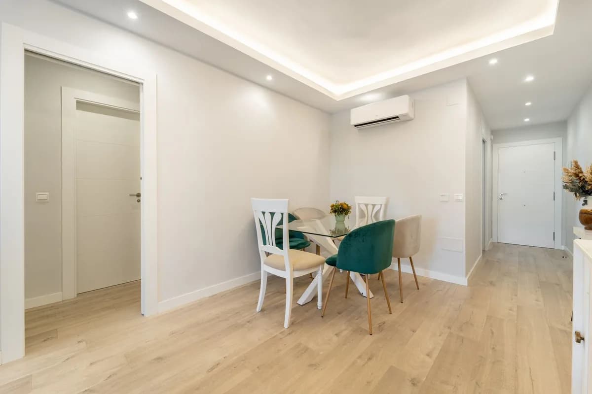 2 Bedroom Middle Floor Apartment for Sale in Benalmadena, Málaga - Image 6