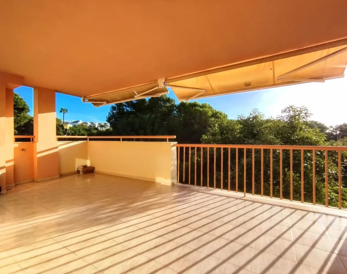 2 Bedroom Middle Floor Apartment for Sale in Calahonda, Málaga - Image 3
