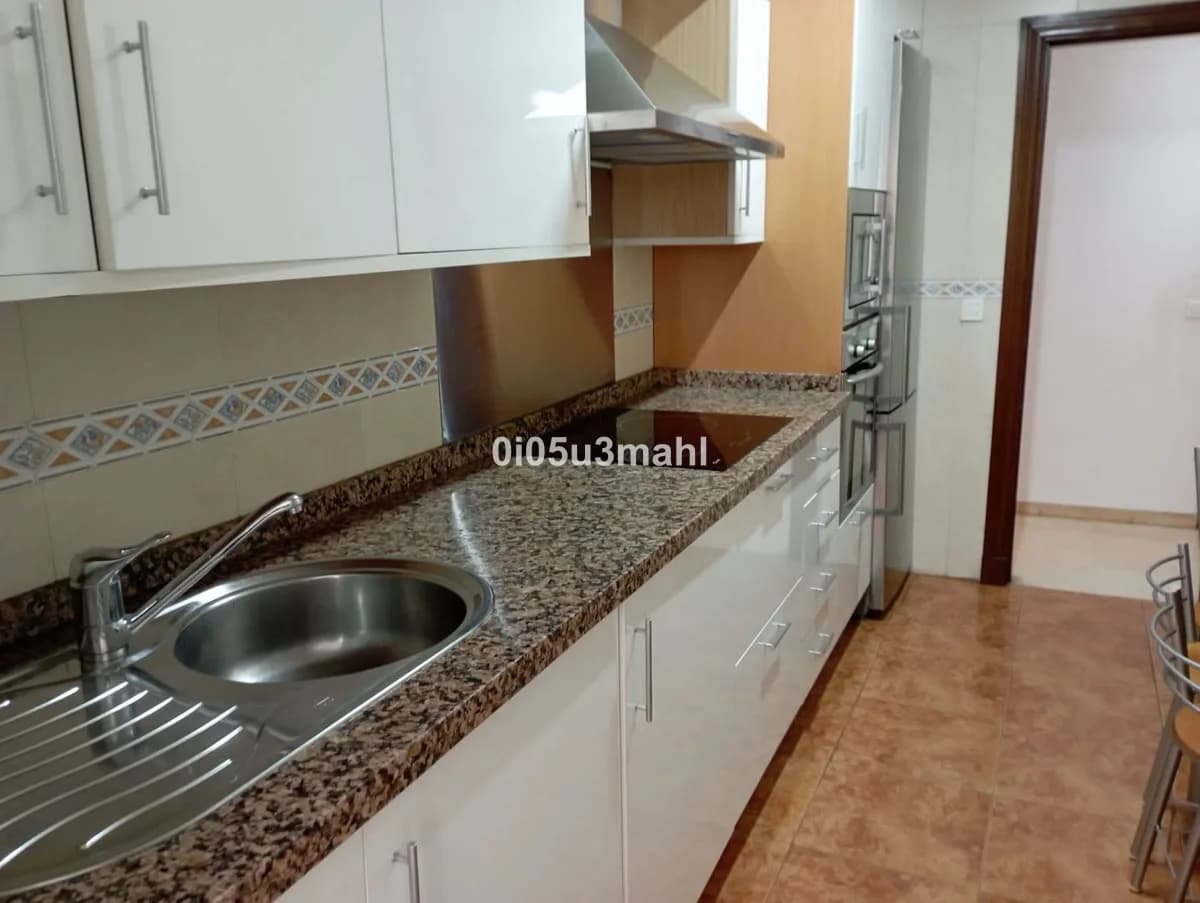 2 Bedroom Middle Floor Apartment for Sale in La Trinidad, Málaga - Image 4