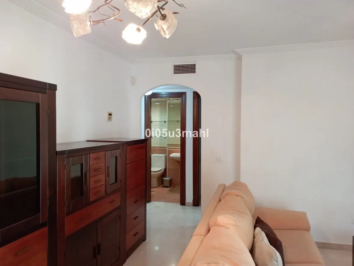 2 Bedroom Middle Floor Apartment for Sale in La Trinidad, Málaga - Image 7