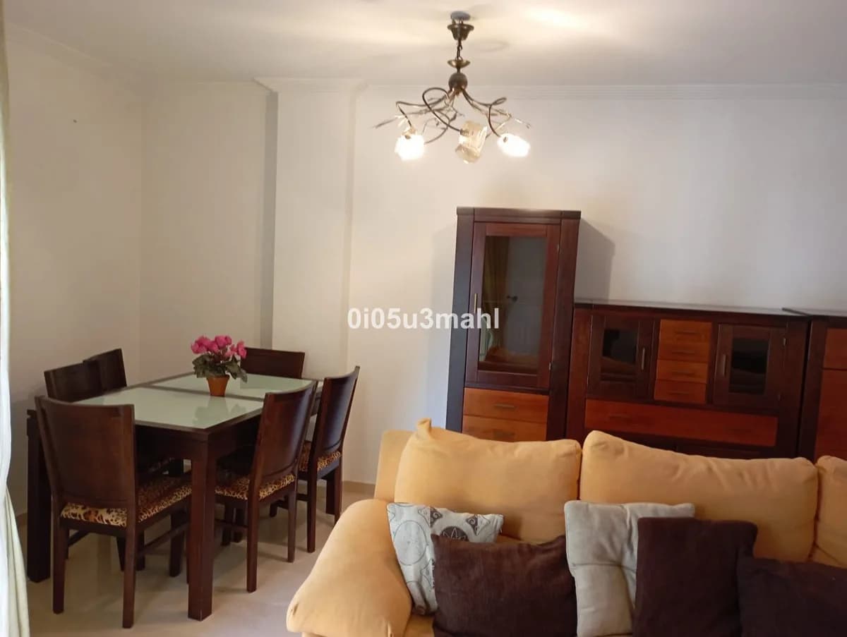 2 Bedroom Middle Floor Apartment for Sale in La Trinidad, Málaga - Image 8