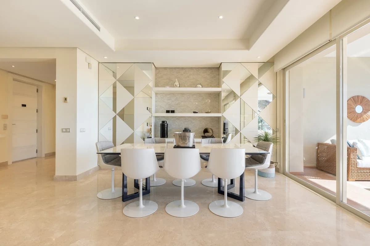 3 Bedroom Middle Floor Apartment for Sale in Marbella, Málaga - Image 6