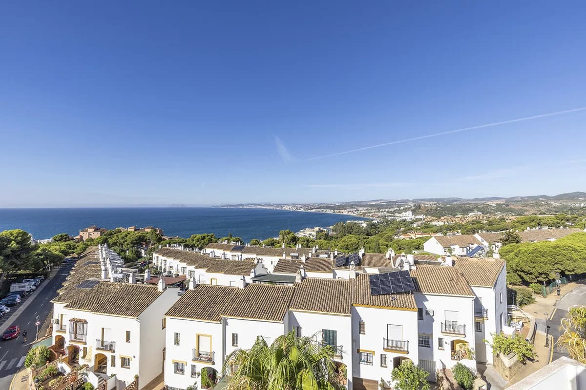 3 Bedroom Penthouse for Sale in Estepona, Málaga - Image 2