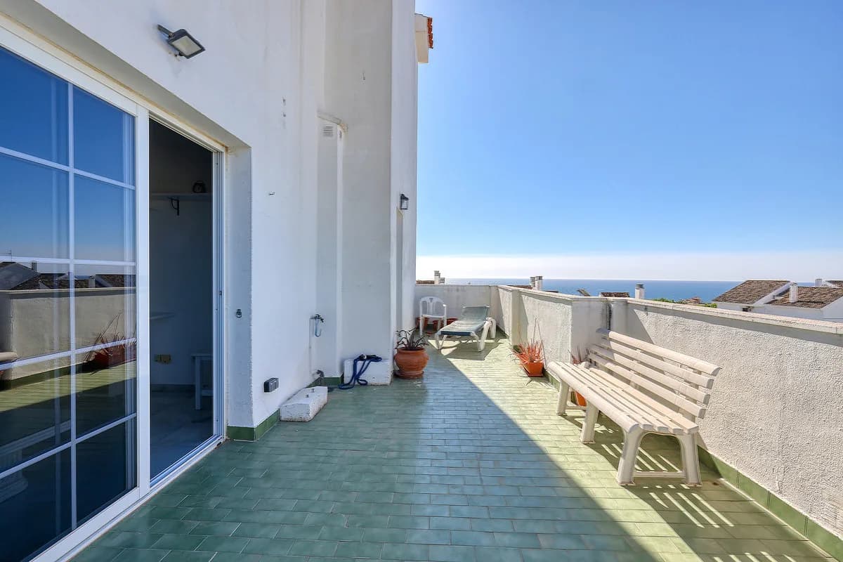 3 Bedroom Penthouse for Sale in Estepona, Málaga - Image 3