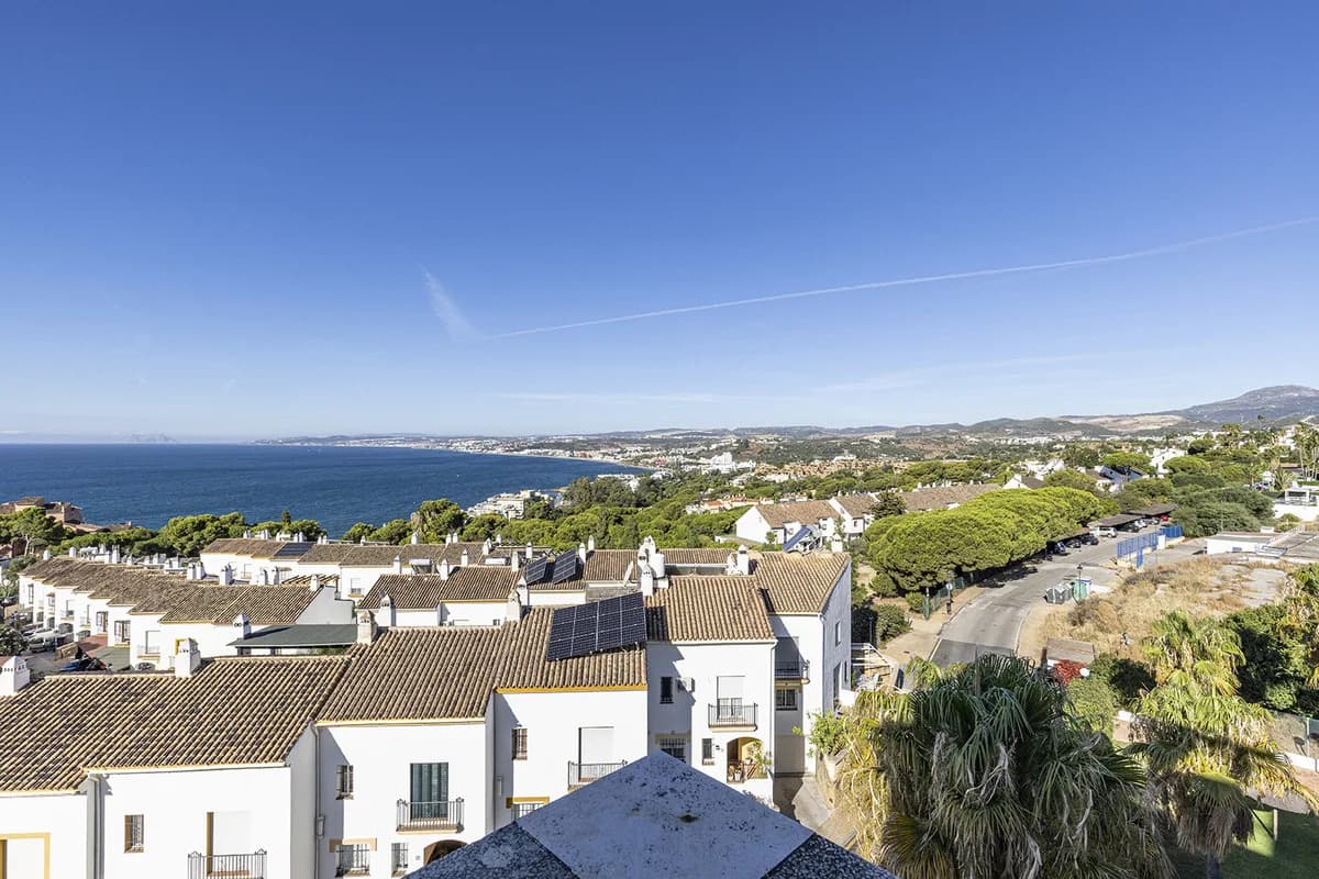 3 Bedroom Penthouse for Sale in Estepona, Málaga - Image 5