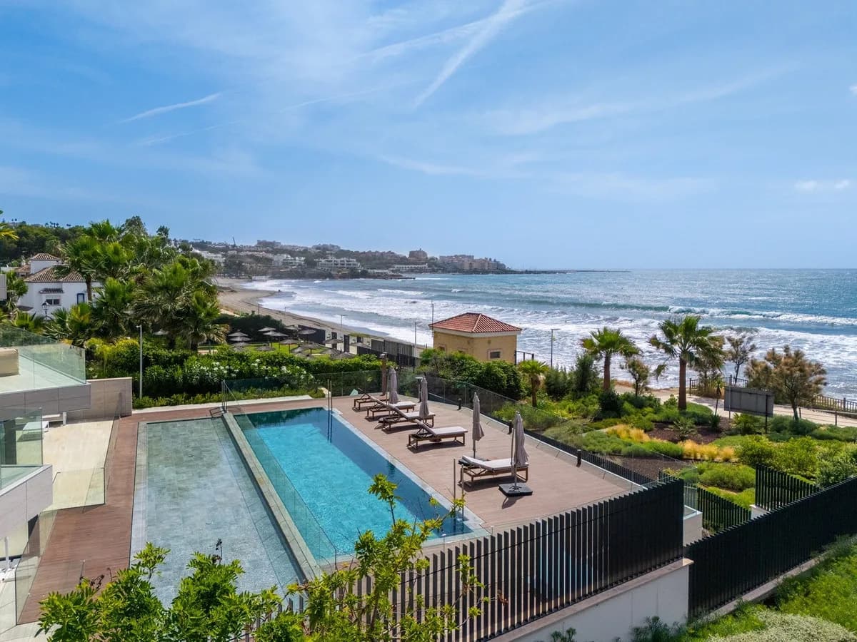 2 Bedroom Middle Floor Apartment for Sale in Estepona, Málaga - Image 2