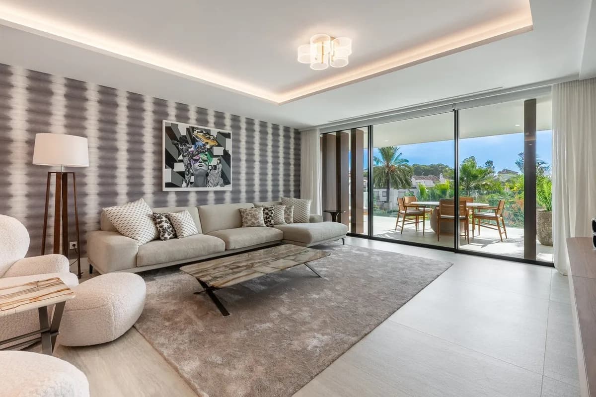 2 Bedroom Middle Floor Apartment for Sale in Estepona, Málaga - Image 4