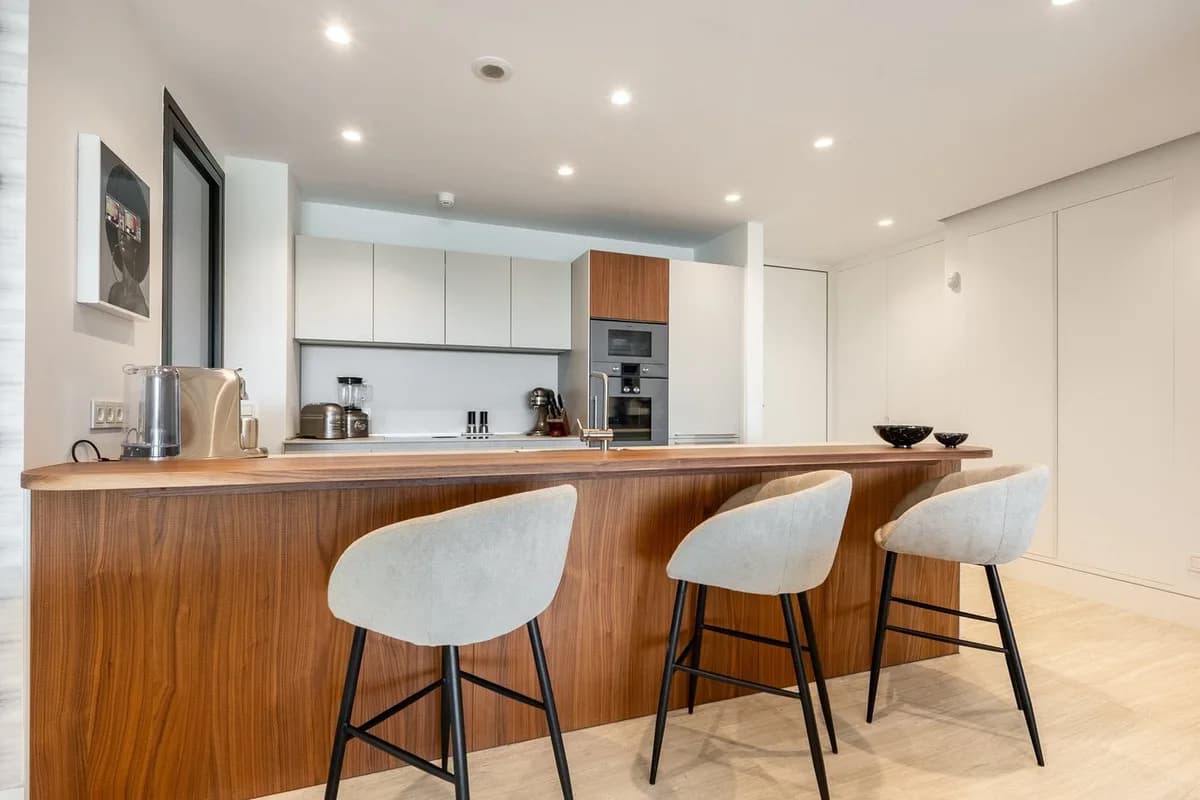 2 Bedroom Middle Floor Apartment for Sale in Estepona, Málaga - Image 9