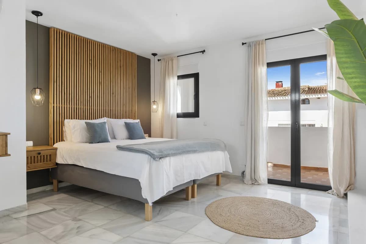 6 Bedroom Detached Villa for Sale in Nueva Andalucía, Málaga - Image 7