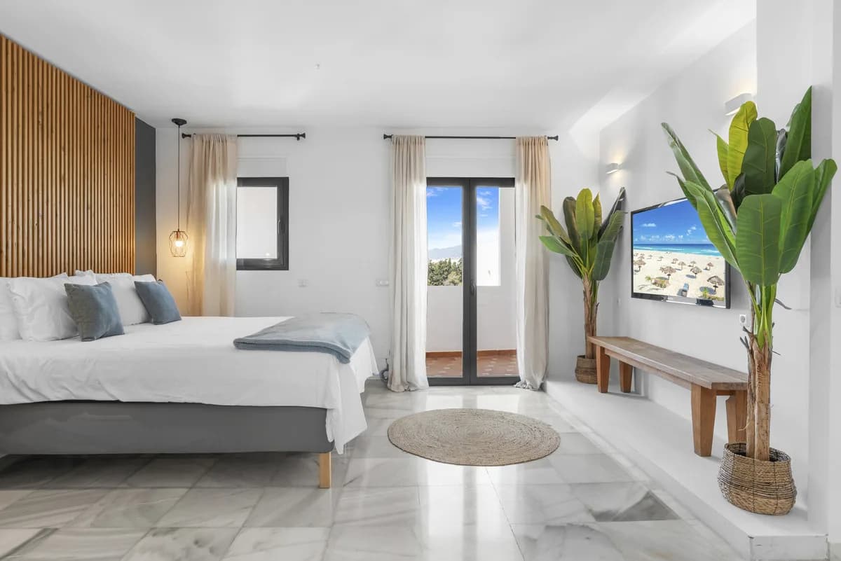 6 Bedroom Detached Villa for Sale in Nueva Andalucía, Málaga - Image 8