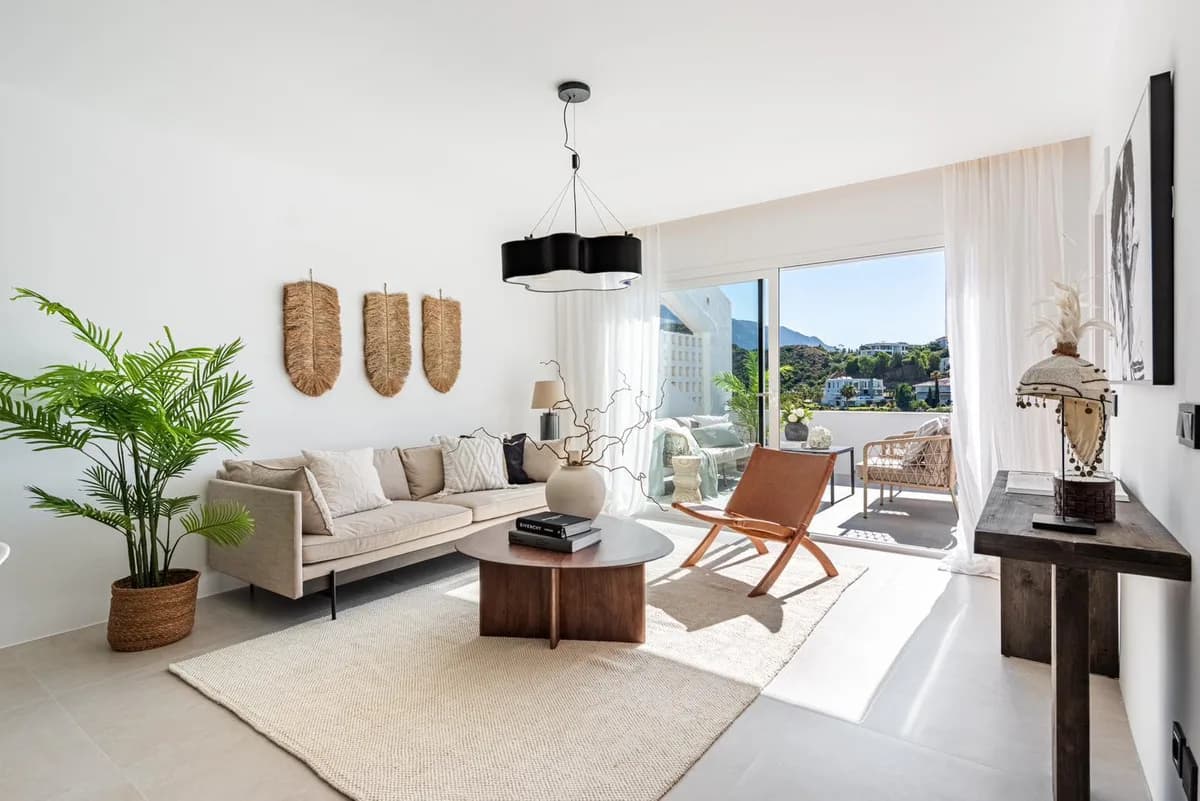 3 Bedroom Middle Floor Apartment for Sale in La Quinta, Málaga - Image 2