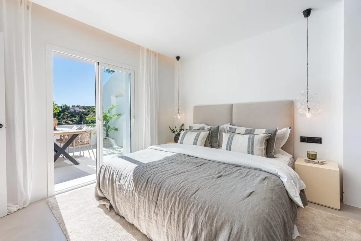3 Bedroom Middle Floor Apartment for Sale in La Quinta, Málaga - Image 4