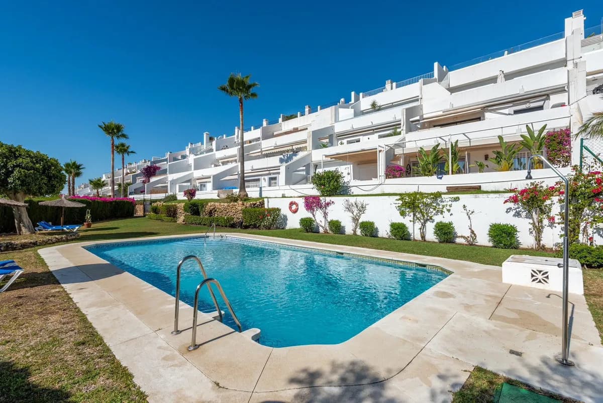 3 Bedroom Middle Floor Apartment for Sale in La Quinta, Málaga - Image 5