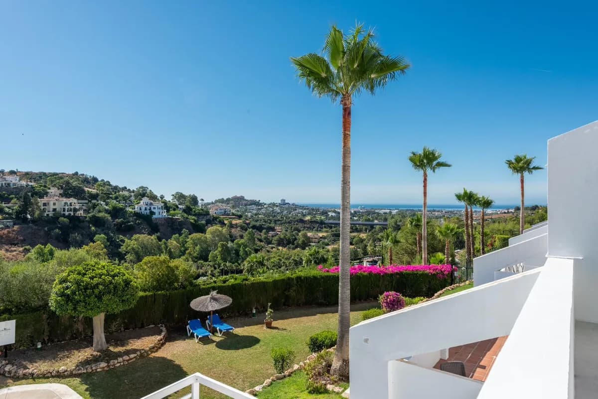 3 Bedroom Middle Floor Apartment for Sale in La Quinta, Málaga - Image 6