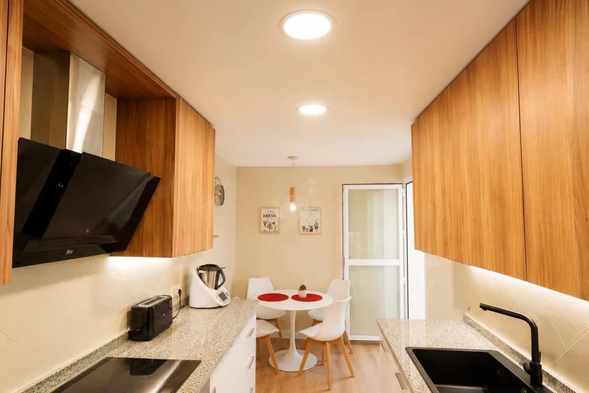 2 Bedroom Middle Floor Apartment for Sale in Elviria, Málaga - Image 5