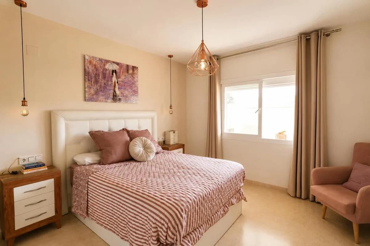2 Bedroom Middle Floor Apartment for Sale in Elviria, Málaga - Image 6