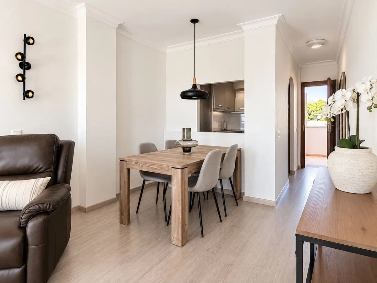 1 Bedroom Middle Floor Apartment for Sale in The Golden Mile, Málaga - Image 4