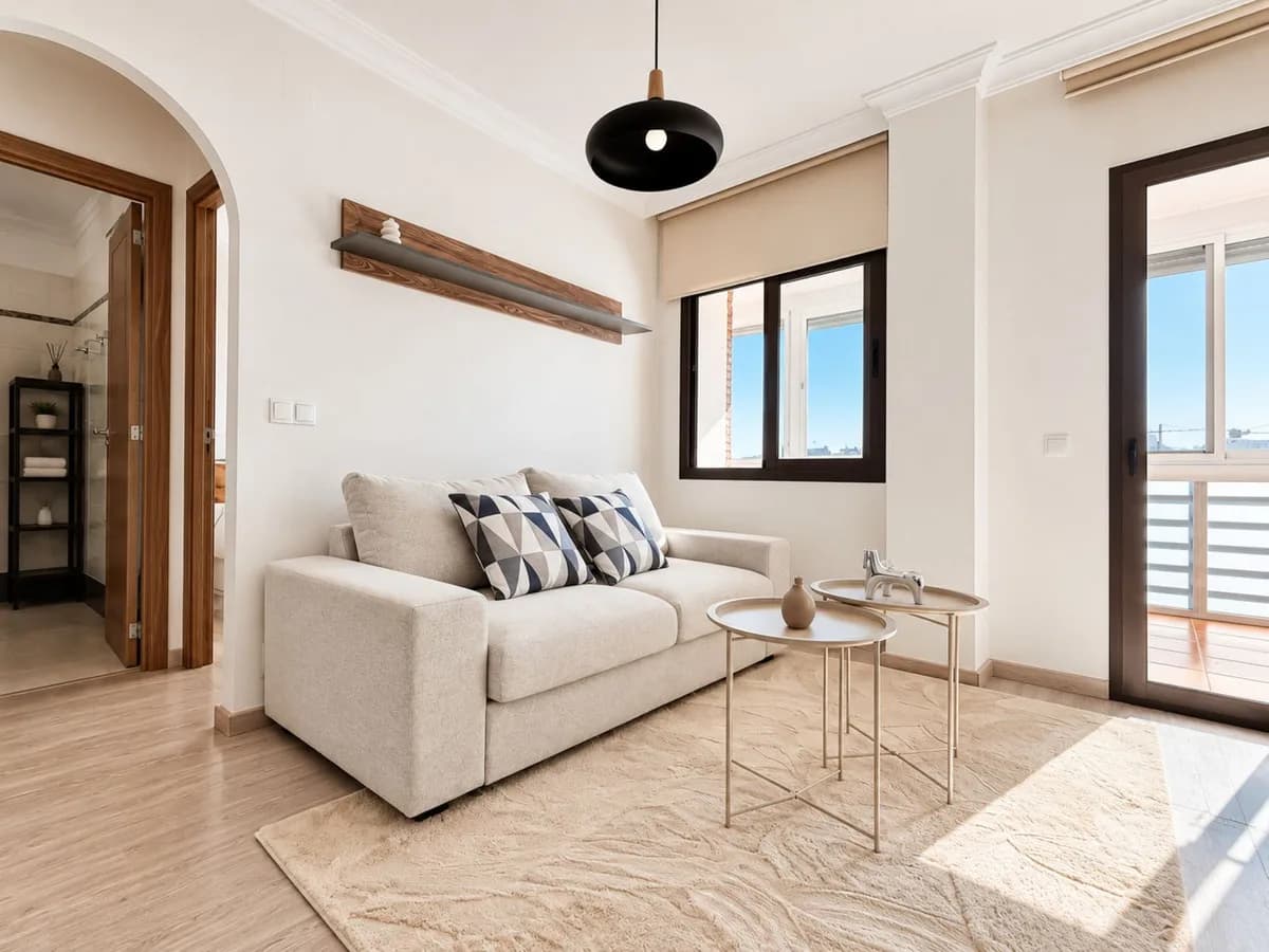 1 Bedroom Middle Floor Apartment for Sale in The Golden Mile, Málaga - Image 5