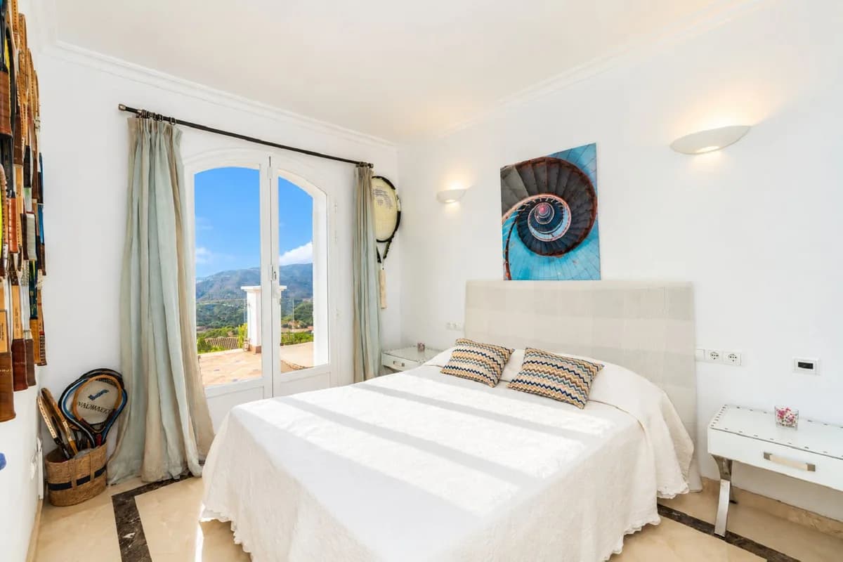 4 Bedroom Detached Villa for Sale in Istán, Málaga - Image 7