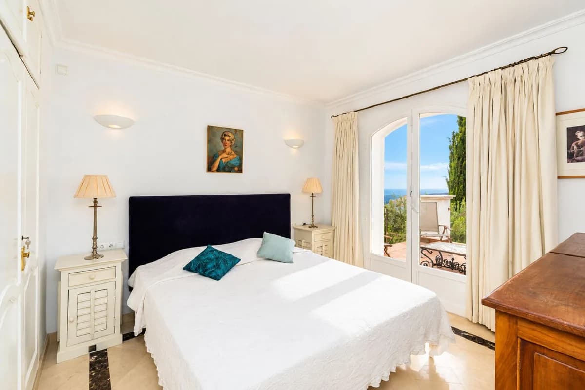 4 Bedroom Detached Villa for Sale in Istán, Málaga - Image 9