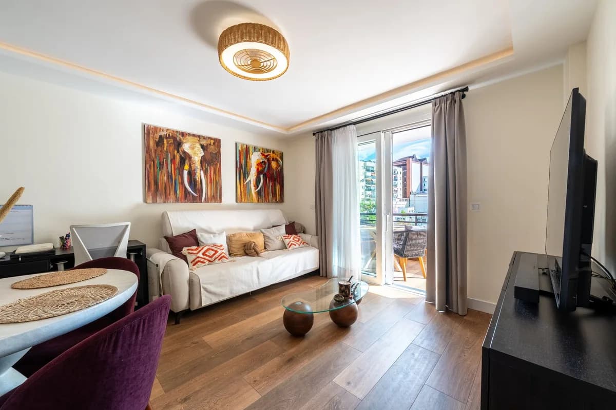 2 Bedroom Middle Floor Apartment for Sale in Marbella, Málaga - Image 2