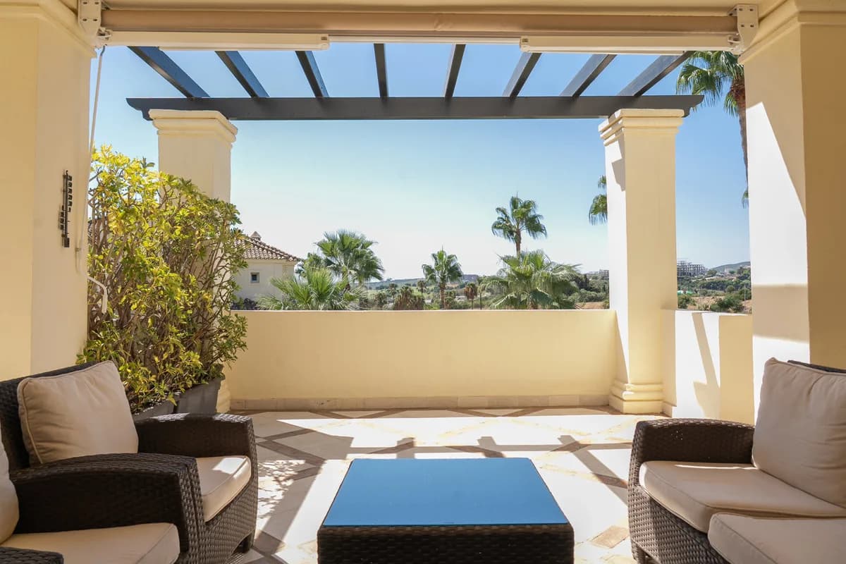 2 Bedroom Middle Floor Apartment for Sale in Casares, Málaga